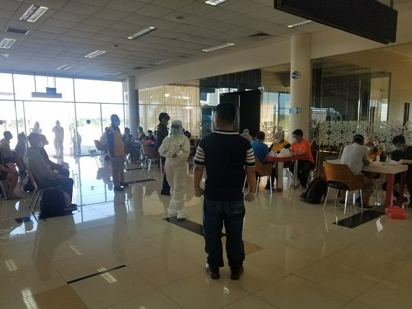 Tiba di Bandara RHF, semua TKA tersebut menjalani protokol kesehatan, termasuk menjalani rapid test dengan hasil semuanya non reaktif
