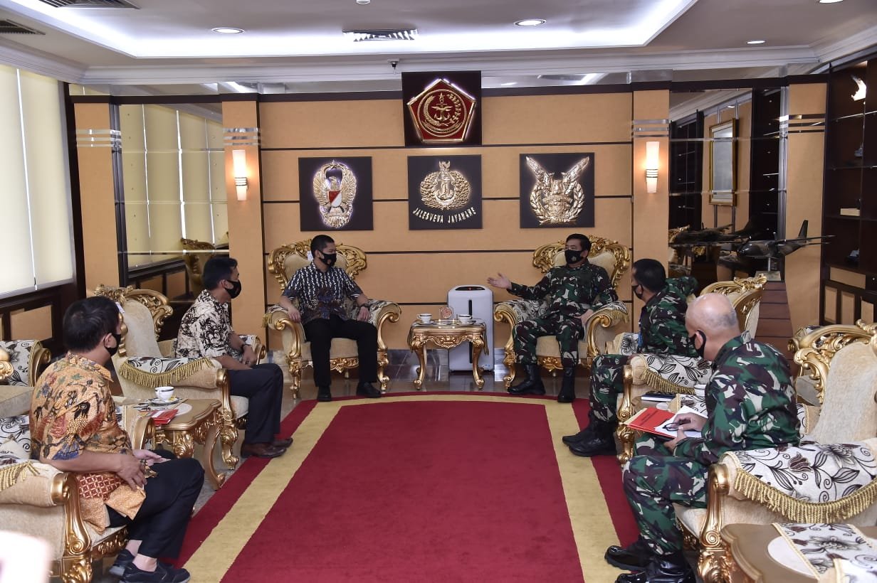Sekjen PB FORKI H. Raja Sapta Ervian menyampaikan kepada Ketum Umum PB FORKI Panglima TNI Marsekal TNI Hadi Tjahjanto S.I.P. tentang rencana Program Kerja FORKI - Foto:Ist