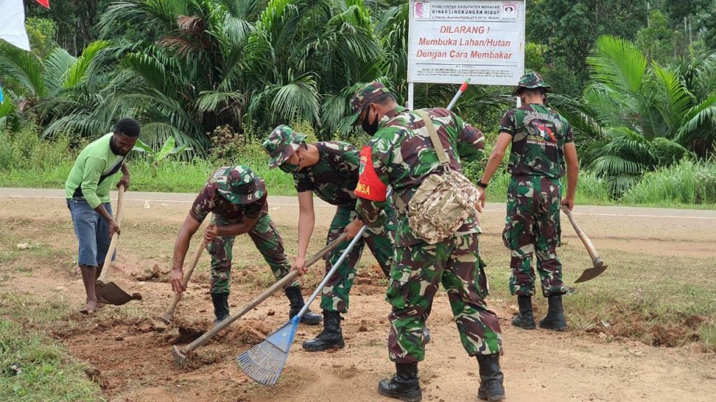Satgas Pamtas Yonif 125/Simbisa bersama warga Kampung Bupu