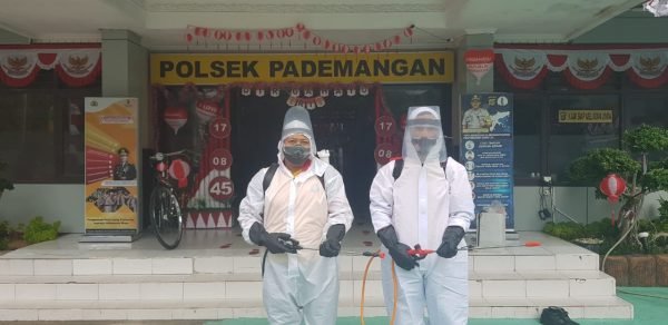 Personil kegiatan Bakti Sosial Bersih-bersih tempat ibadah di wilayah Pademangan - Foto: Ist