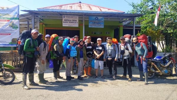 Khansa bersama tim pendaki Gunung Patah di Bengkulu