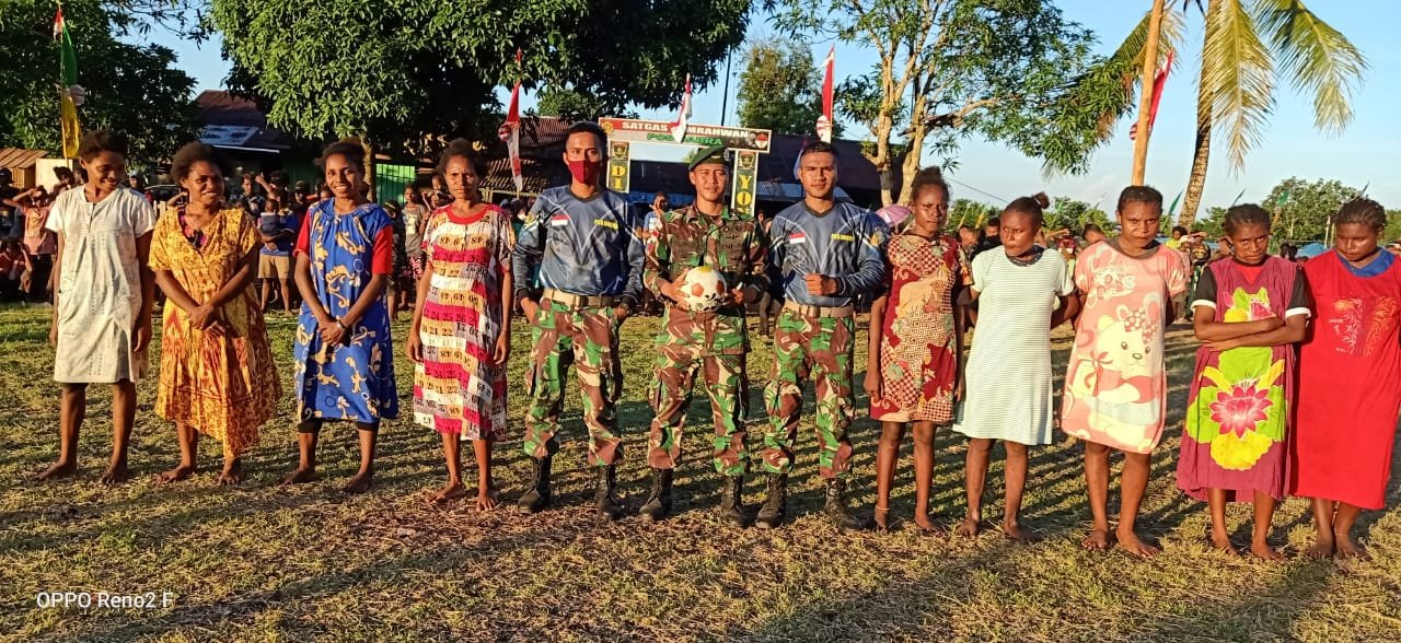 Masyarakat Dabra Papua bersama Prajurit Satgas Pamrahwan Yonif 754/ENK/20/3 Kostrad - Foto:Ist