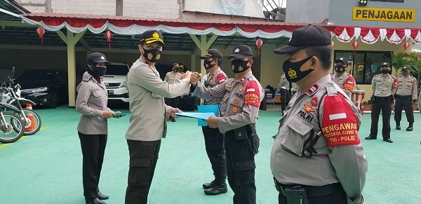 Kapolsek Pademangan Argadija, SIK, M.Si memberikan penghargaan kepada Polsubsektor