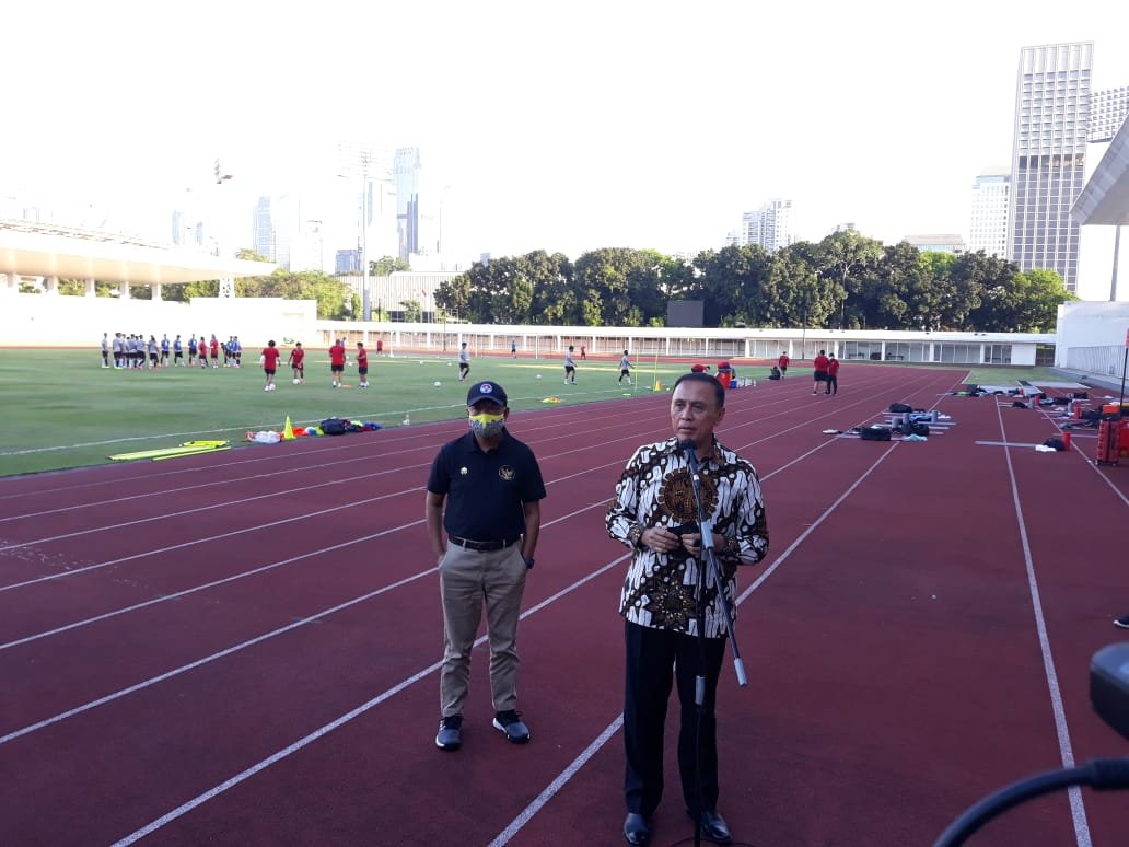 Ketua Umum PSSI Mochamad Iriawan didampingi Menpora Zainudin Amali saat mendampingi Timnas U-19 latihan di Stadion Madya, Senayan, Jakarta, Jumat (28/8)  - Foto: Istimewa