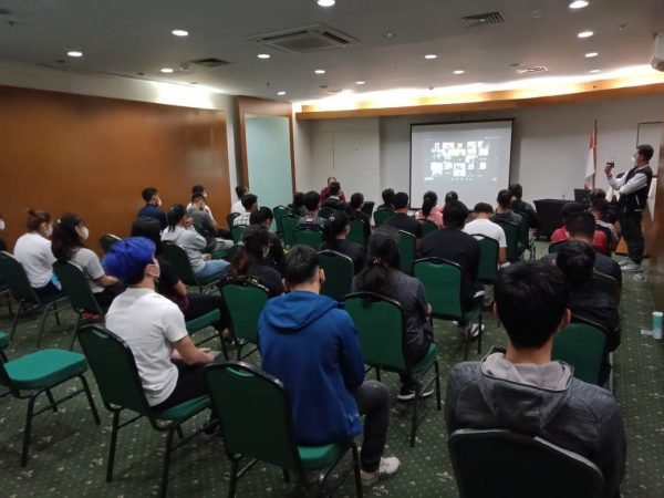 Ketua Umum PB WI, Airlangga Hartarto saat memberikan arahan terhadap atlet pelatnas wushu dan kick boxing secara virtual, Jumat (28/8/2020) malam. - Foto: dok.PBWI