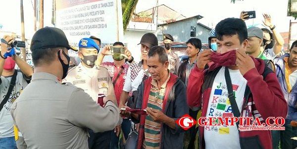Kapolres Nias, AKBP Wawan Iriawan sedang membagikan masker saat menggelar sosialisasi dan sekaligus razia kepada masyarakat, Selasa (25/8/2020) sore/ist