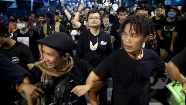 Mahasiswa menuntut penyelenggaraan pemilu baru untuk membentuk pemerintah baru, termasuk mundurnya Perdana Menteri Prayuth Chan-ocha. (AP Photo/Gemunu Amarasinghe)
