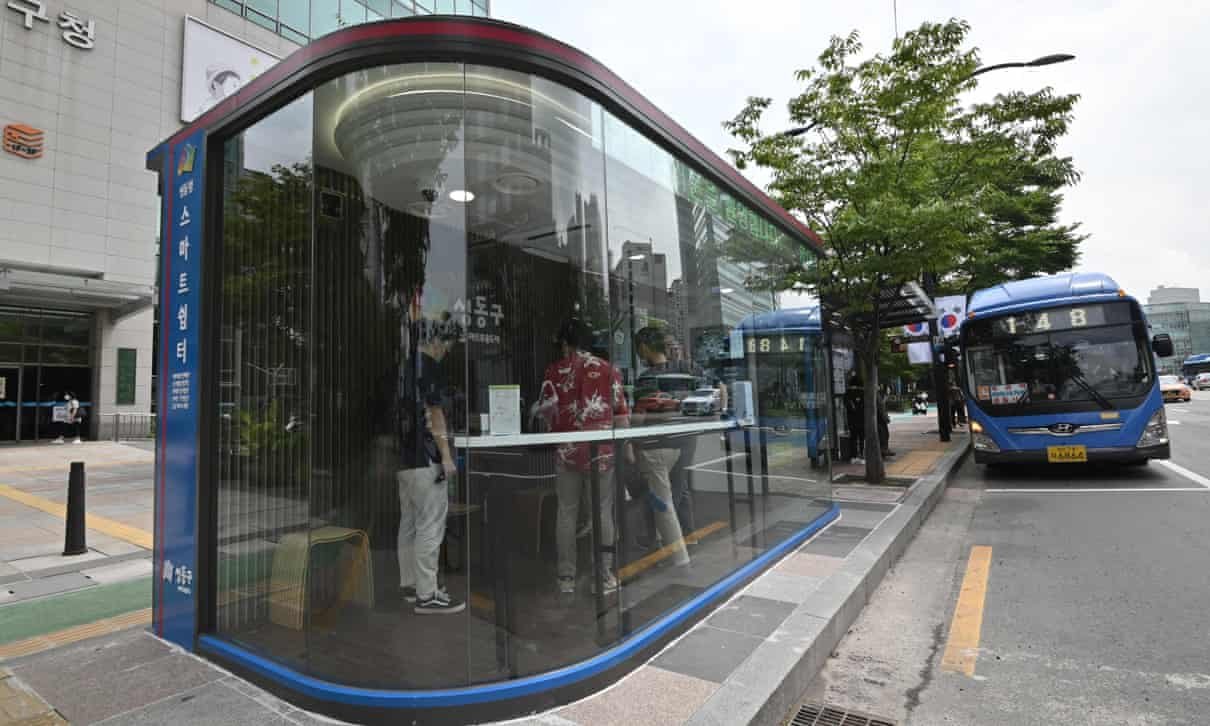 Mereka yang suhu tubuhnya kurang dari 37,5 derajat Celcius diperbolehkan masuk - Foto: USS Feed