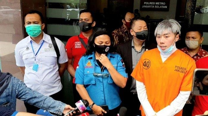 Roy Kiyoshi saat dibawa penyidik Polres Metro Jakarta Selatan ke Rumah Sakit Ketergantungan Obat, Cibubur, Jakarta Timur, Kamis (14/5/2020). -Foto: wartakota