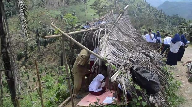Siswa belajar online di atas bukit tepi jurang, agar dapat signal -Foto: istimewa