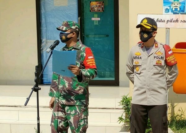 Danramil 02/Pjr Mayor Steven Subekti memberikan arahan saat Apel Gugus Tugas Penanganan Covid-19 di halaman GOR Pademangan, Sabtu (19/9/2020)/dok.Humas Polsek Pademangan