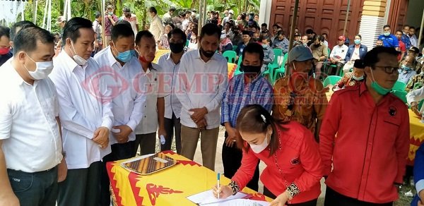Pimpinan parpol pengusung dan tokoh masyarakat Nias Barat yang hadir ikut menandatangani surat dukungan penuh memenangkan pasangan Eliyunus Waruwu-Mareko Zebua (ELMAR) pada Pilkada Nias Barat Desember 2020 mendatang, Jum'at (4/9/2020)/Foto:istimewa