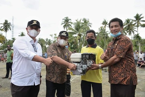 Walikota Gunungsitoli Lakhomizaro Zebua dan Wakil Walikota Gunungsitoli Sowa’a Laoli, Kepala Dinas Perikanan Kota Gunungsitoli, Aliran Telaumbanua, menyerahkan bantuan berupa mesin perahu kepada nelayan, Kamis (10/9/2020)/Foto: Dinas Kominfo Kota Gunungsitoli