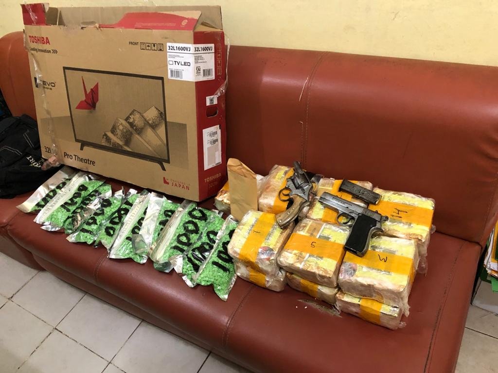 Barang bukti narkoba dan dua pucuk senjata api disita dari dua pelaku. (Istimewa)