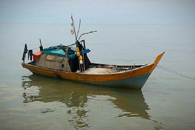 Perahu yang digunakan pelaku untuk menyelundupkan sabu seberat 10,75 kg yang berhasil diamankan TNI AL. (Ist)