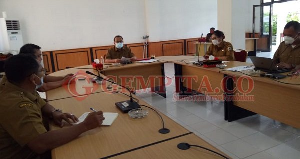 Sekda Kota Gunungsitoli, Agustinus Zega, saat menggelar konferensi pers di Ruang Rapat Lantai 1, Kantor Wali Kota Gunungsitoli, Jalan Pancasila No. 14 Desa Mudik, Gunungsitoli, Senin (31/8/2020) sore/Foto:ist