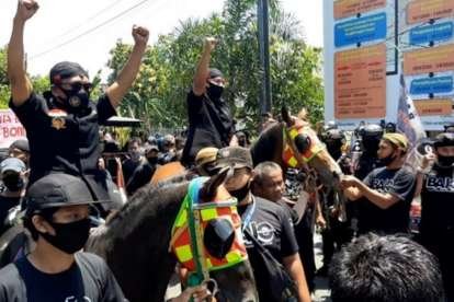 Pasangan calon independen Bagyo Wahyono dan FX Supardjo (Bajo) menunggang kuda balap mendaftar ke KPU Solo - Foto: solopos