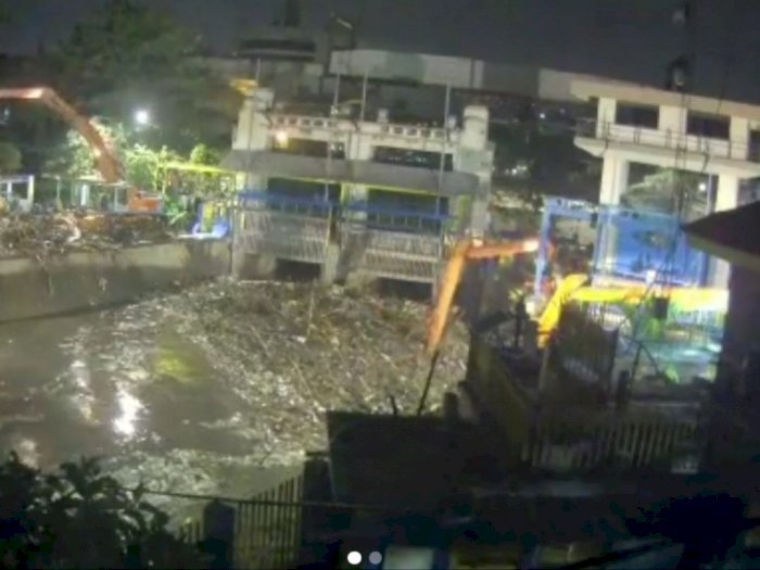 Tumpukan sampah di Pintu Air Manggarai, Senin malam (21/9/2020). (Instagram/dinaslhdki)