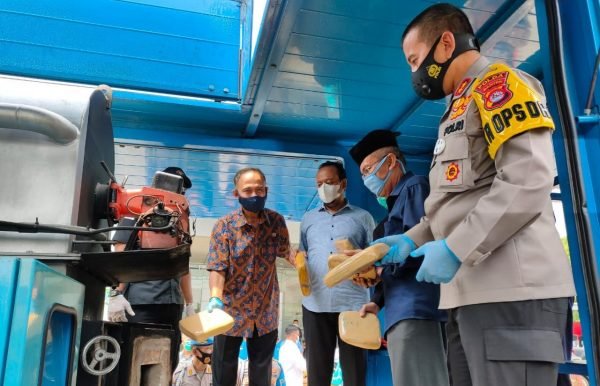 Kepala BNN RI, Komjen Pol Heru Winarko didampingi Kepala BNNP Banten Brigjen Pol Hendri Marpaung Kapolda Banten Irjen Pol Fiandar memasukan barang bukti ganja kedalam mesin Incinerator di Halaman Kantor BNNP Banten, Rabu 21 Oktober 2020. /foto: kabarbanten