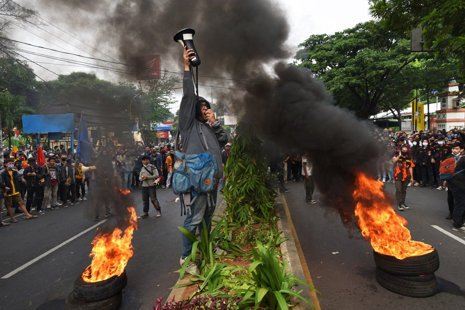 Pendemo tolak UU Cipta Kerja melakukan aksi bakar ban - Foto: Antara