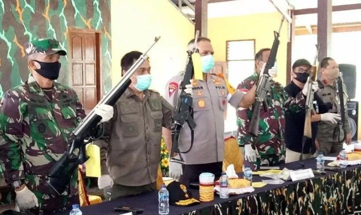Kapolda Papua Irjen Polisi Paulus Waterpauw bersama Pangdam XVII Cenderawasih Mayjen TNI Herman Asaribab dan Kabinda Papua Brigjen TNI Abdul Haris Napoleon mengangkat beberapa pucuk senjata api yang diamankan saat penegakan hukum terhadap KKB di wilayah Mimika. (ANTARA/Evarianus Supar)