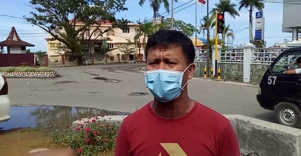 Fikanus Starim Zebua, (35) warga Desa Lasarafaga Kecamatan Mandrehe Barat, Kabupaten Nias Barat, suami dari Reliana Hutabalian, (32) pasien yang melahirkan di RSUD Gunungsitoli yang dinyatakan positif Covid-19 oleh pihak RSUD Gunungsitoli
