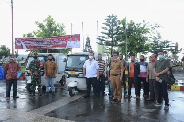 Wakil Wali Kota Gunungsitoli, Sowa'a Laoli, menyerahkan bantuan secara simbolis kepada para nelayan dan pembudidaya ikan di Taman Yaahowu, Jl. Sirao, Kelurahan Pasar, Gunungsitoli, Senin (7/12/2020) siang/Foto: Istimewa