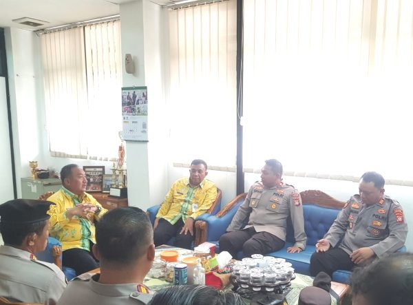 Kapolsek Pademangan, Kompol Binsar Hatorangan Sianturi, didampingi Wakapolsek Pademangan AKP SB Siallagan beserta jajaran bersilaturahmi dengan Camat Pademangan Didit Mulyadi di kantornya, Kamis (9/3/2023).