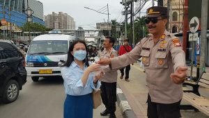 Kanit Binmas Polsek Pademangan AKP Suparno membagikan takjil di Perempatan Lampu Merah Mangga Dua, Jakarta Utara, Selasa (28/3/2023)