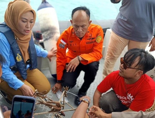 Bupati Pandeglang Irna Narulita, SE, MM (kiri) melaunching penanaman terumbu karang di sekitar Pulau Liwungan Pandeglang baru-baru ini (Foto:Dok. Disparbud Pandeglang)