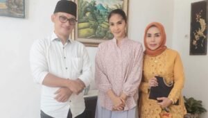 H. Ivan Siswanto (kiri) bersama Maudy Koesnaedi (Zaenab) dan Hj. Tonah (Encing Ipeh) pemeran sinetron Si Doel Anak Sekolahan (Dok.Pribadi)