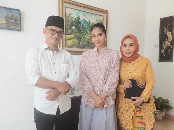 H. Ivan Siswanto (kiri) bersama Maudy Koesnaedi (Zaenab) dan Hj. Tonah (Encing Ipeh) pemeran sinetron Si Doel Anak Sekolahan (Dok.Pribadi)