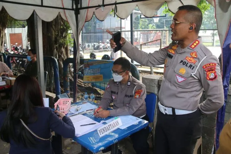 Direktur Lalu Lintas Polda Metro Jaya Kombes Pol Latif Usman saat melakukan pengecekan pelayanan SIM Keliling di Jakarta Selatan, Kamis (22/6/2023) ANTARA/HO-Ditlantas Polda Metro Jaya