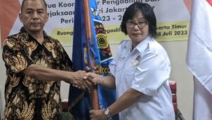 Ketua PWI Jaya Sayid Iskandarsyah (kiri) resmi melantik dan mengukuhkan Paulina Pasaribu (kanan) sebagai Ketua Koordinatoriat Wartawan Seksi Hukum PN dan Kejari Jakarta Timur di PN Jakarta Timur, Jumat (28/7/2023) Foto: istimewa