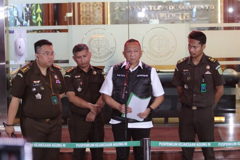 Kepala Puspenkum Kejagung Ketut Sumedana dan jajarannya menjelaskan tentang ketidakhadiran Menko Perekonomian Airlangga Hartarto pada 18 Juli 2023. Foto: Arsip Puspenkum Kejagung.