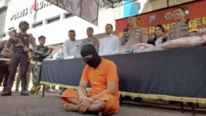 Kapolres Tulungagung AKBP EKo Hartanto (tengah, belakang) memimpin gelar perkara dengan menghadirkan tersangka EP berikut barang bukti, di Mapolres Tulungagung, Senin (3/7/2023) Foto: ANTARA