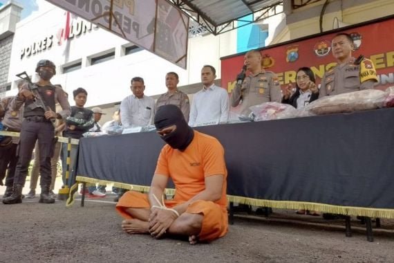 Kapolres Tulungagung AKBP EKo Hartanto (tengah, belakang) memimpin gelar perkara dengan menghadirkan tersangka EP berikut barang bukti, di Mapolres Tulungagung, Senin (3/7/2023) Foto: ANTARA