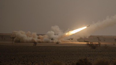 Rusia acak-acak sinyal HIMARS buatan AS yang digunakan Ukraina. (AP/Mosa'ab Elshamy)