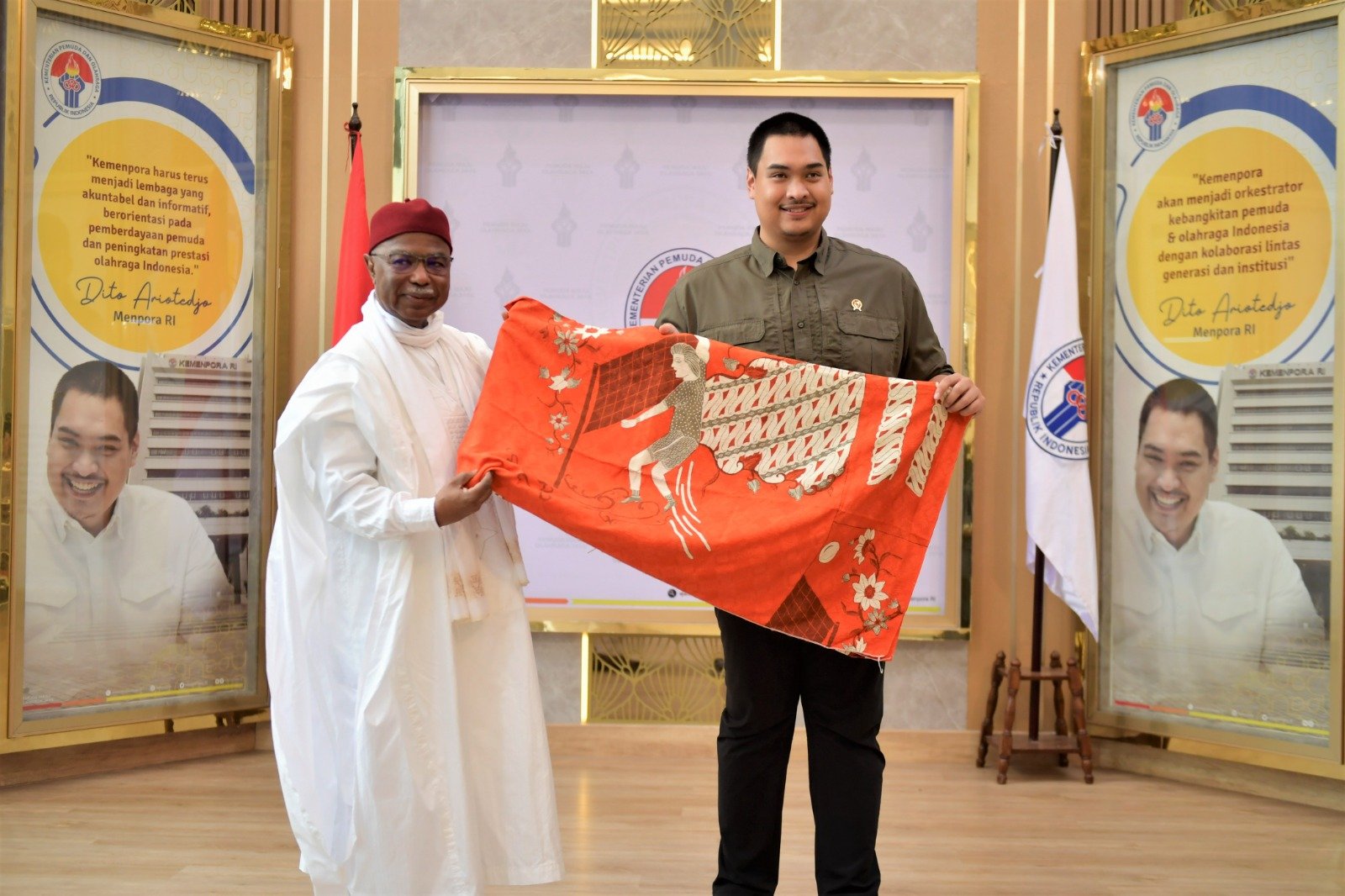 Menteri Pemuda dan Olahraga Republik Indonesia (Menpora RI) Dito Ariotedjo menilai kunjungan Secretary General of the Organization Islamic Cooperation (OIC) H.E. Hissein Brahim Taha ke Kemenpora jadi pemicu dan semangat pemuda Indonesia untuk mengembangkan diplomasi Internasional.(foto/kemenpora.go.id)