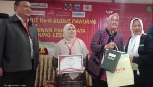 Pemred "Sudut Pandang" Umi Sjarifah (kanan) memberikan piagam penghargaan dan cenderamata kepada Asda II Pemkab Pandeglang Hj. Nuriah (kedua kanan), Anggota Komisi III DPRD Banten Hj. Nurul Wasiah (kedua kiri) dan wartawan senior Aat Surya Safaat (kiri) saat tampil selaku pembicara pada Seminar Pariwisata Tanjung Lesung yang digelar oleh media "Sudut Pandang" di Tanjung Lesung Pandeglang, Banten, Sabtu, 12 Agustus 2023