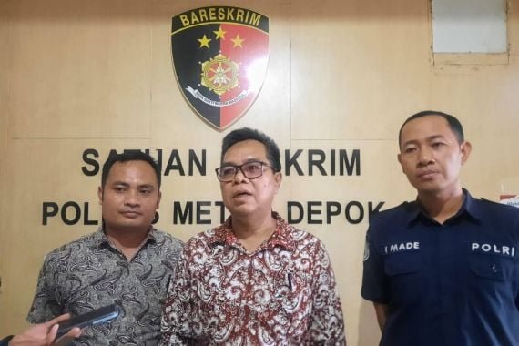 Wakasat Reskrim Polres Metro Depok AKP Nirwan Pohan (tengah).