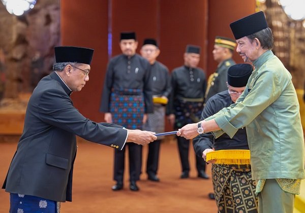 Dubes Luar Biasa dan Berkuasa Penuh (LBBP) RI untuk Brunei Darussalam Dr. Achmad Ubaedillah, MA menyerahkan Surat-Surat Kepercayaan (Kredensial) kepada Kebawah Duli Yang Maha Mulia Paduka Seri Baginda Sultan Haji Hassanal Bolkiah, Sultan dan Yang Di-Pertuan Negara Brunei Darussalam di Istana Nurul Iman Bandar Seri Begawan pada 13 September 2023 (Foto: KBRI Bandar Seri Begawan Brunei Darussalam)