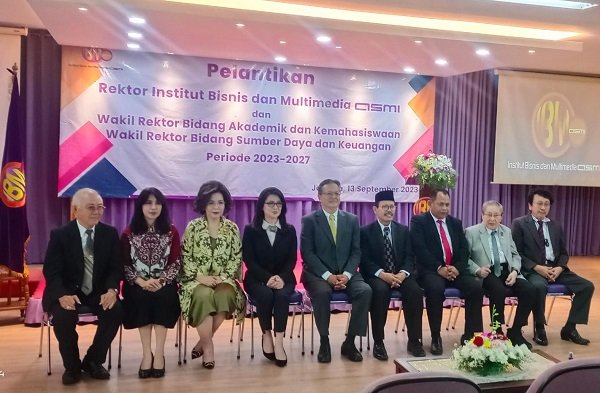 Rektor Institut Bisnis dan Multimedia (IBM) Asmi periode 2023 - 2027 Dr. Ir. Benny Ranti, M.Sc., (tengah) Warek Bidang Akademik dan Kemahasiswaan Drs. Bambang Rismadi, M.Si, AK, CA, (keempat kanan), Warek Bidang Pengelolaan Sumber Daya dan Keuangan Dr. Rudianto, S.E., M.H., (ketiga kanan), Ketua Yayasan Lembaga Pendidikan Gideon (YLPG) Angelica Tengker (keempat kiri) dan para pengurus YLPG di Gedung C Kampus UBM Asmi, Jl. Pacuan Kuda, Pulo Mas Jakarta Timur, Rabu (13/9/2023).