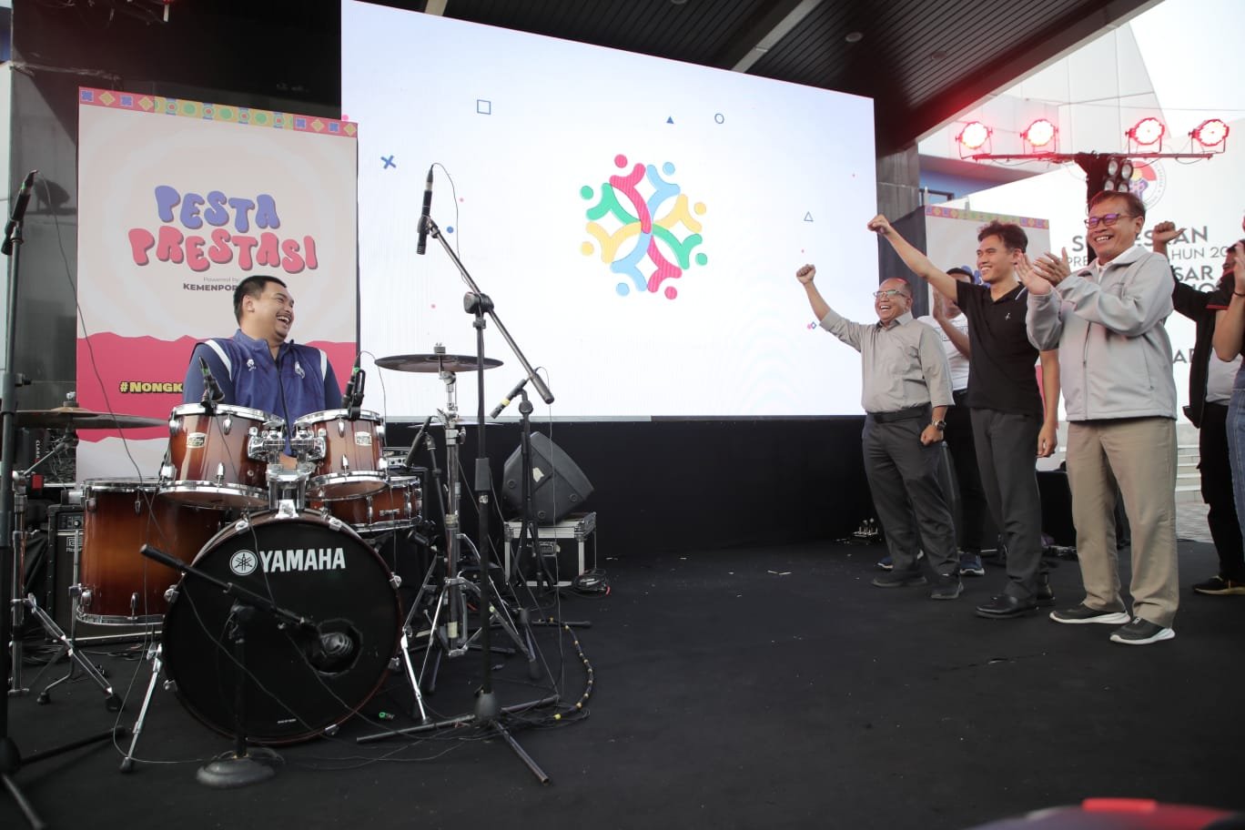 Menteri Pemuda dan Olahraga Republik Indonesia (Menpora RI) Dito Ariotedjo melaunching bulan pemuda dan kick off Peringatan Hari Sumpah Pemuda 2023 di Kemenpora, Jakarta, Minggu (1/10). Launching ini ditandai dengan pemukulan drum oleh Menpora Dito. (kemenpora.go.id