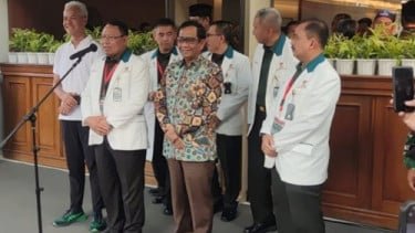 Gempita.co-Calon presiden (capres) Ganjar Pranowo dan calon wakil presiden (cawapres) Mahfud MD telah selesai menjalani pemeriksaan kesehatan pada Minggu (22/10/2023).  Hal ini dikatakan Kepala RSPAD Gatot Soebroto Budi Sulistya. “Pukul 16.15 WIB seluruh rangkaian pemeriksan sudah dilaksanakan untuk Pak Ganjar dan Pak Mahfud,” kata dia.  Sebagai pihak yang diperiksa, Ganjar menyampaikan rasa terima kasihnya karena sejak pagi telah dilayani dengan baik oleh pihak rumah sakit.  “Dari pagi sampai sore saya sama Pak Mahfud. Alhamdulillah sudah selesai. Mudah-mudahan hasilnya baik. Hasilnya segera dikirim ke KPU,” kata Ganjar.  “Semua berjalan lancar. Tidak ada kendala. Sempat berkeringat saja tadi karena treadmill. Kita dites dari THT, penyakit dalam, kejiwaan, fisik, jantung, darah. Kompletlah,” pungkasnya.