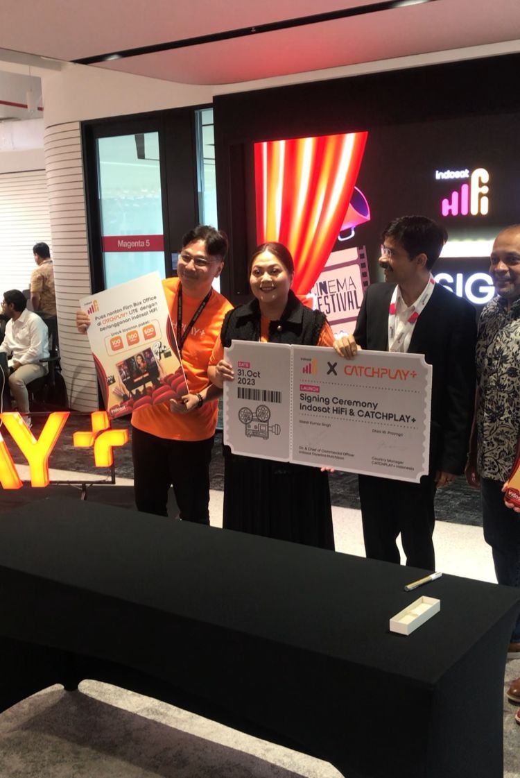 Indosat Ooredoo Hutchison (Indosat atau IOH) melalui Indosat HiFi menjalin kerjasama strategis dengan CATCHPLAY+ dalam menghadirkan konten digital berkualitas. Foto/ist