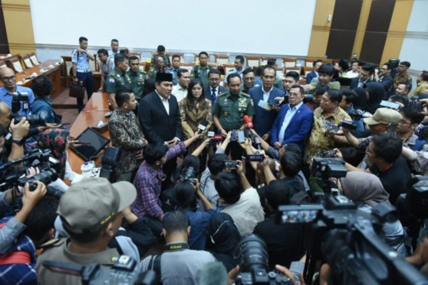 Calon Panglima TNI Jenderal TNI Agus Subiyanto saat konferensi pers di Ruang Rapat Komisi I DPR RI, Senayan, Jakarta, Senin (13/11/2023). Foto: parlementaria