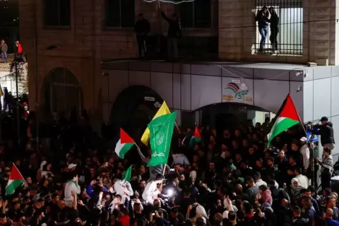 Warga Palestina berkerumun menyambut tahanan yang dibebaskan Israel. Foto/Reuters