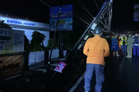 Bahu Jalan Raya Puncak di Desa Cipayung Girang, Megamendung, Kabupaten Bogor longsor pada Rabu (29/11/2023). Foto: Dok BPBD
