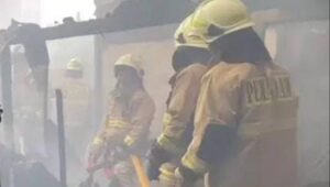 Sebanyak 20 Kepala Keluarga (KK) menjadi korban terdampak kebakaran di Jl. Sawah Lio Gang 11, Jembatan Lima, Tambora, Jakarta Barat, pada Minggu (2/12/2023).